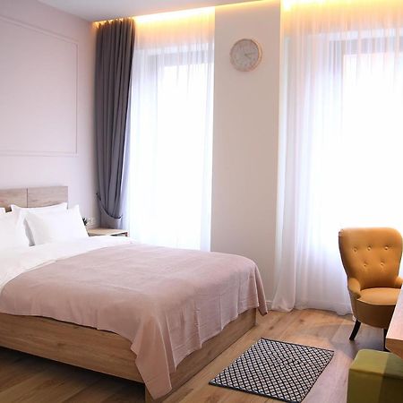 Parilament On Rustaveli 4 Rooms Tbilisi Exterior photo