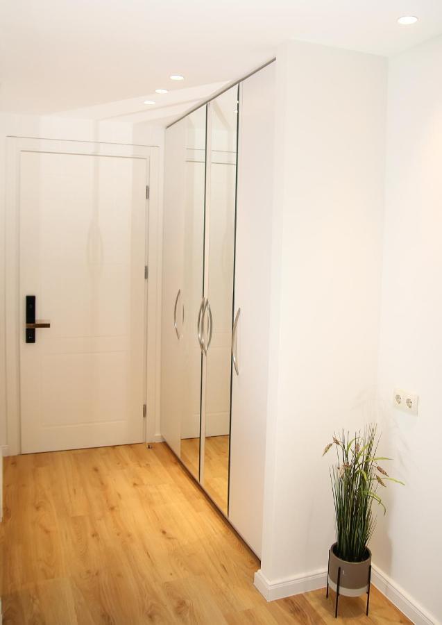 Parilament On Rustaveli 4 Rooms Tbilisi Exterior photo