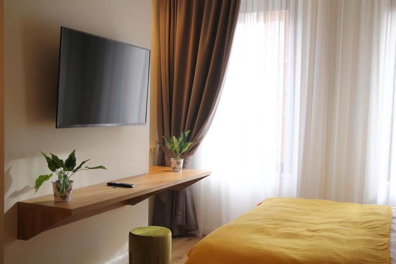 Parilament On Rustaveli 4 Rooms Tbilisi Exterior photo