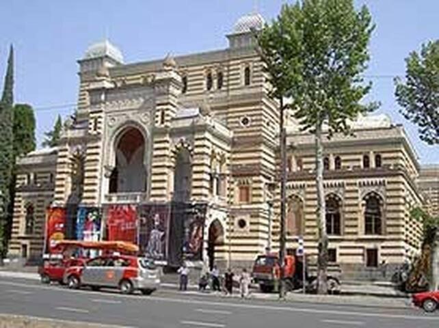 Parilament On Rustaveli 4 Rooms Tbilisi Exterior photo