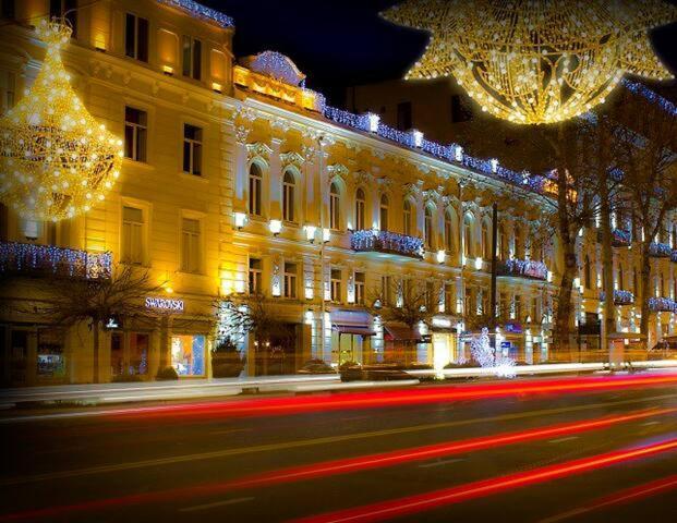Parilament On Rustaveli 4 Rooms Tbilisi Exterior photo